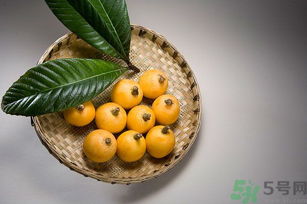 枇杷能跟百合一起煮嗎？ 枇杷能和銀耳一起煮嗎？