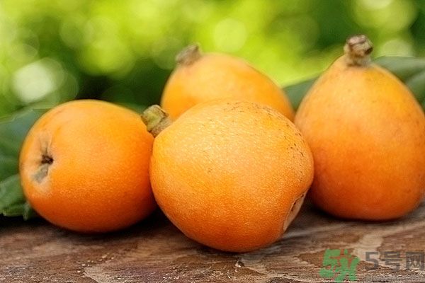 枇杷能跟百合一起煮嗎？ 枇杷能和銀耳一起煮嗎？