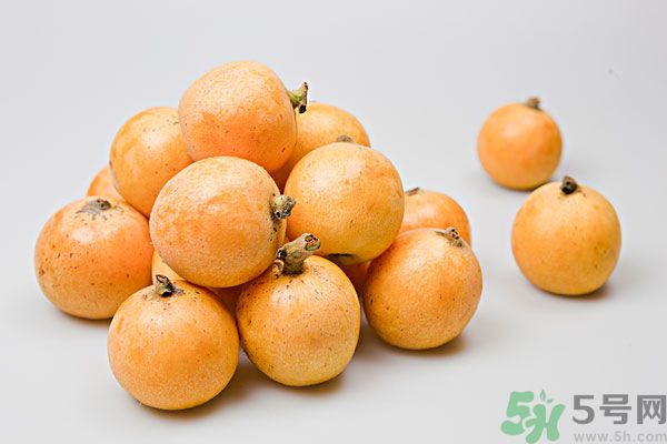 枇杷能跟百合一起煮嗎？ 枇杷能和銀耳一起煮嗎？