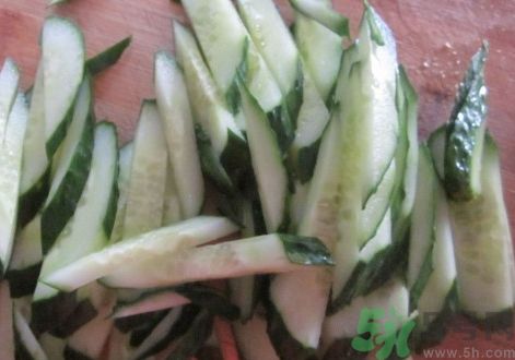 茄子可以和黃瓜一起吃嗎?茄子能和黃瓜同吃嗎? 茄子可以和黃瓜一起吃嗎?茄子能和黃瓜同吃嗎?