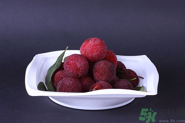 吃楊梅時可以喝茶嗎？吃楊梅時喝茶有什么壞處？