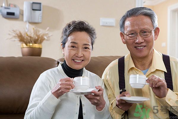 吃楊梅時可以喝茶嗎？吃楊梅時喝茶有什么壞處？