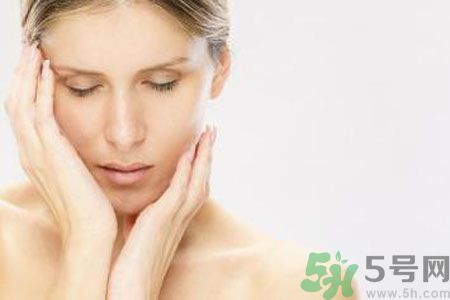 為什么夏天容易長(zhǎng)雀斑？夏天長(zhǎng)雀斑了怎么辦？