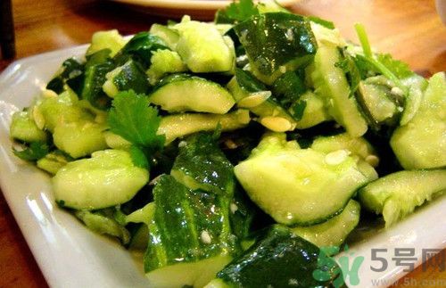 坐月子可以吃拍黃瓜嗎？坐月子可以吃生黃瓜嗎？