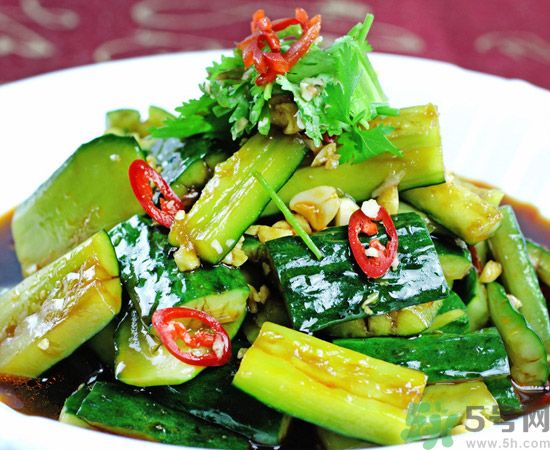 坐月子可以吃拍黃瓜嗎？坐月子可以吃生黃瓜嗎？