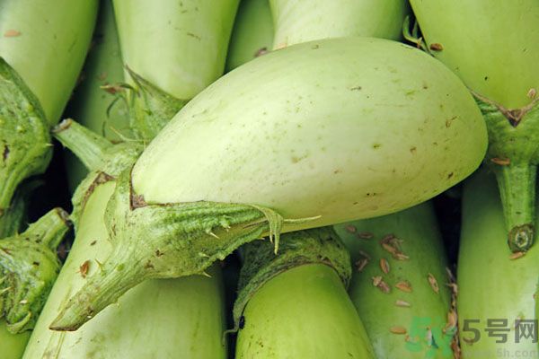 茄子里面有黑點能吃嗎？茄子里面黑了能吃嗎？