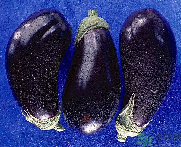 茄子里面有黑點能吃嗎？茄子里面黑了能吃嗎？