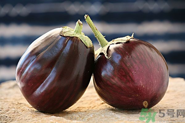 茄子里面發(fā)棕色能吃嗎？茄子里面有褐色能吃嗎？