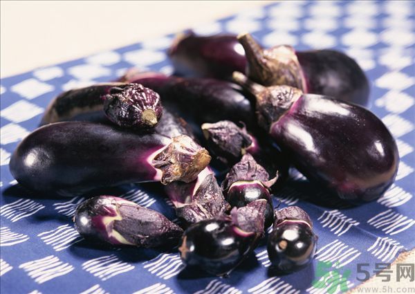 茄子里面發(fā)棕色能吃嗎？茄子里面有褐色能吃嗎？