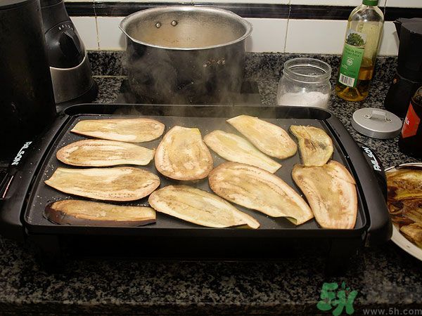 茄子里面發(fā)棕色能吃嗎？茄子里面有褐色能吃嗎？