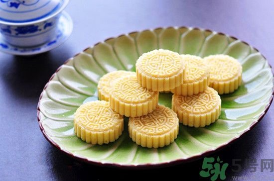 吃綠豆糕能喝啤酒嗎？吃綠豆糕喝啤酒好不好？