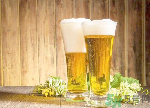 吃綠豆糕能喝啤酒嗎？吃綠豆糕喝啤酒好不好？