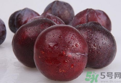 李子紅色甜還是黑色甜？李子黑色的比較甜嗎？