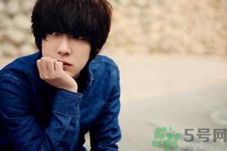 男生夏天長(zhǎng)痘痘是什么原因？男生夏天長(zhǎng)痘痘怎么辦？