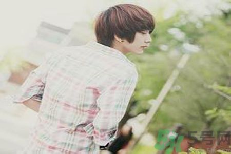 男生夏天長(zhǎng)痘痘是什么原因？男生夏天長(zhǎng)痘痘怎么辦？