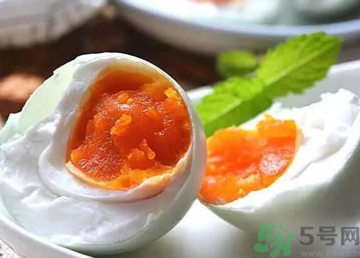 李子可以和咸鴨蛋一起吃嗎？李子能咸鴨蛋一起吃嗎？