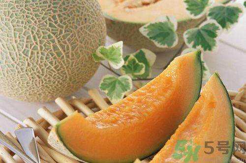 吃哈密瓜可以喝可樂(lè)嗎？喝可樂(lè)可以吃哈密瓜嗎？