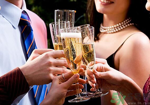 喝酒臉發(fā)白的人酒量好嗎？喝酒臉發(fā)白好不好？