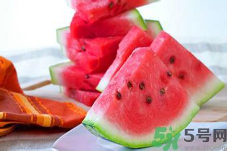 西瓜為什么不能挖著吃？西瓜用勺子挖著吃有什么危害？
