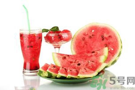 西瓜為什么不能挖著吃？西瓜用勺子挖著吃有什么危害？