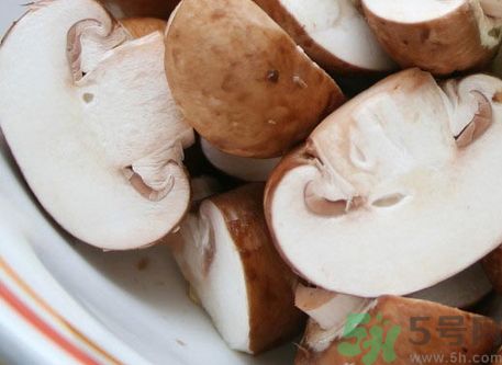 地皮菜可以和蘑菇一起吃嗎?地皮菜能和蘑菇同吃嗎? 地皮菜可以和蘑菇一起吃嗎?地皮菜能和蘑菇同吃嗎?