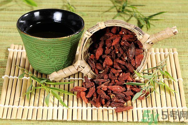 泡枸杞要用開水嗎？泡枸杞的水越熱越好嗎？