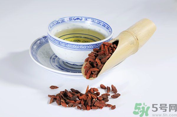 泡枸杞要用開水嗎？泡枸杞的水越熱越好嗎？