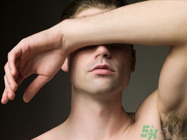 腋窩出汗是狐臭嗎？狐臭味大怎么辦？