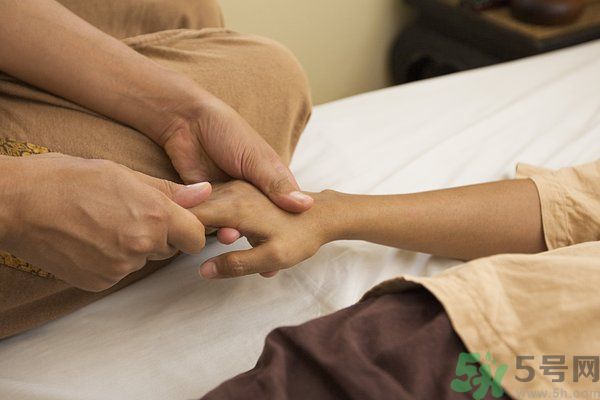 掰手指關(guān)節(jié)響好不好？掰手指關(guān)節(jié)響有危害嗎？