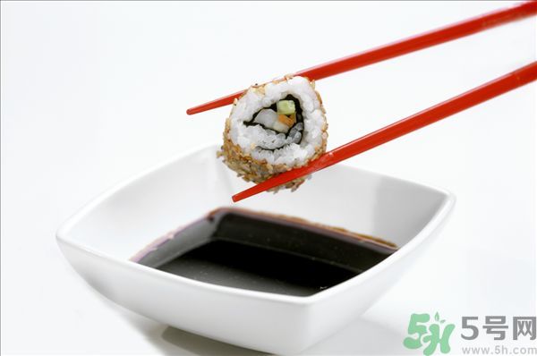 老抽和生抽的區(qū)別方法？怎么區(qū)分生抽和老抽？