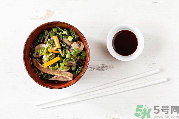 涼拌生菜放生抽還是老抽？涼拌菜放什么醬油好？