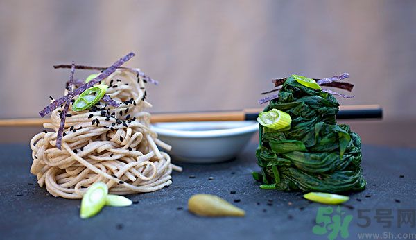 涼拌生菜放生抽還是老抽？涼拌菜放什么醬油好？