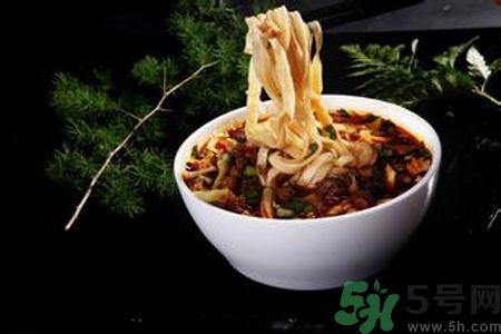 臊子面是哨子面嗎？臊子面和哨子面有什么區(qū)別？