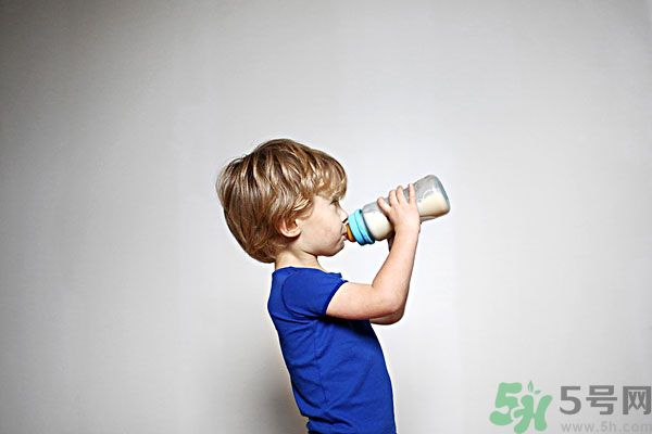 如何讓寶寶養(yǎng)成愛喝水的習慣？兒童智能水杯有啥功能？