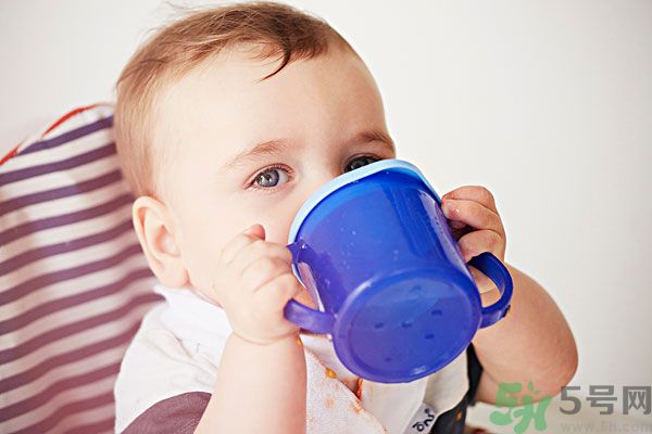 如何讓寶寶養(yǎng)成愛喝水的習(xí)慣？兒童智能水杯有啥功能？