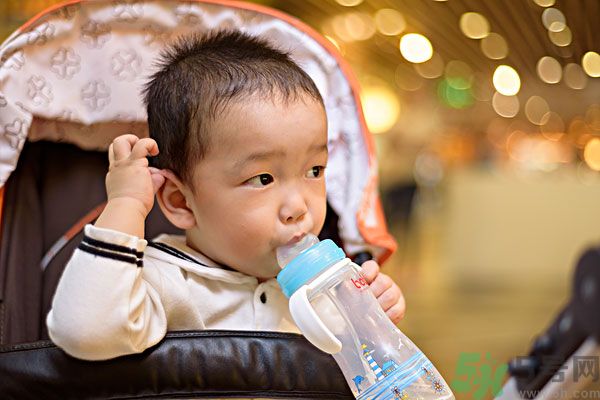 如何讓寶寶養(yǎng)成愛喝水的習(xí)慣？兒童智能水杯有啥功能？