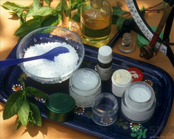 去年沒用完的防曬霜今年還能用嗎？擦護膚品直接用手取好嗎？