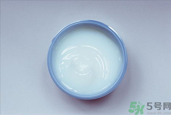 去年沒用完的防曬霜今年還能用嗎？擦護膚品直接用手取好嗎？