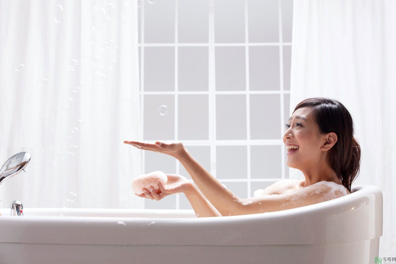 洗澡用沐浴露好還是香皂好？洗澡用什么洗的干凈？