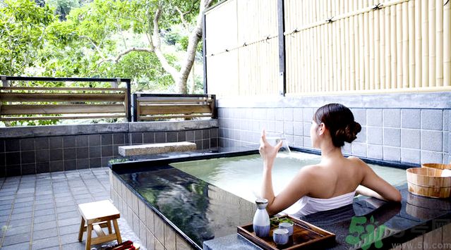 洗澡用沐浴露好還是香皂好？洗澡用什么洗的干凈？