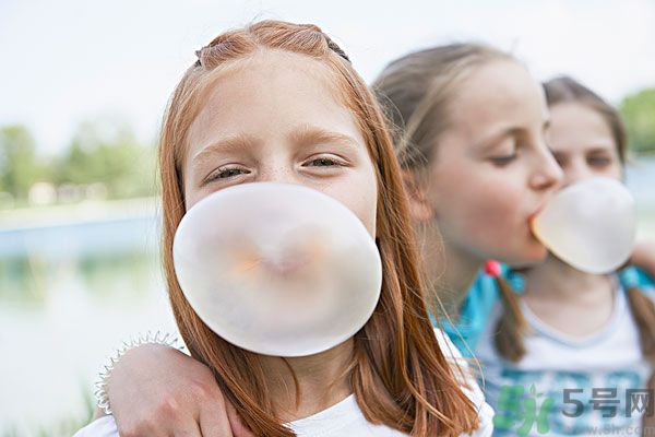 誤吞口香糖怎么辦呢？口香糖吃肚子里了怎么辦？