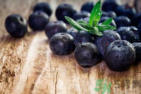 衣服上面染上了藍(lán)莓汁怎么辦？藍(lán)莓漬怎么清洗？