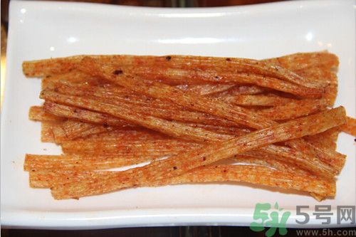 一對(duì)姐弟乳房過大,因?yàn)槠綍r(shí)愛吃辣條