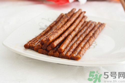 一對(duì)姐弟乳房過大,因?yàn)槠綍r(shí)愛吃辣條