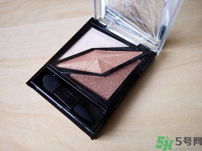 凱朵kate覺(jué)醒鉆光閃耀杏仁三色眼影使用方法及畫(huà)法步驟