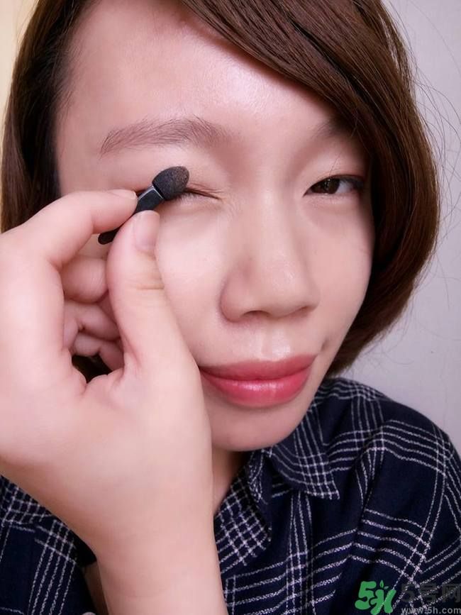 凱朵kate覺(jué)醒鉆光閃耀杏仁三色眼影使用方法及畫(huà)法步驟