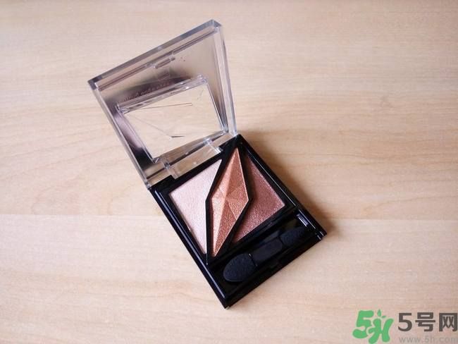 凱朵kate覺(jué)醒鉆光閃耀杏仁三色眼影使用方法及畫(huà)法步驟