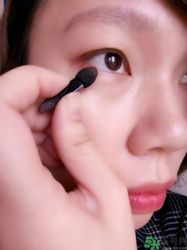 凱朵kate覺(jué)醒鉆光閃耀杏仁三色眼影使用方法及畫(huà)法步驟