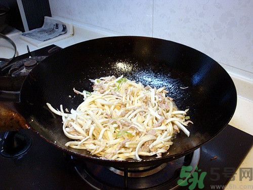 茭白沒炒熟可以吃嗎?茭白沒炒熟吃會(huì)怎么樣 茭白沒炒熟可以吃嗎?茭白沒炒熟吃會(huì)怎么樣