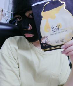 春雨黑面膜掉色是假的嗎？春雨黑盧卡面膜精華液顏色